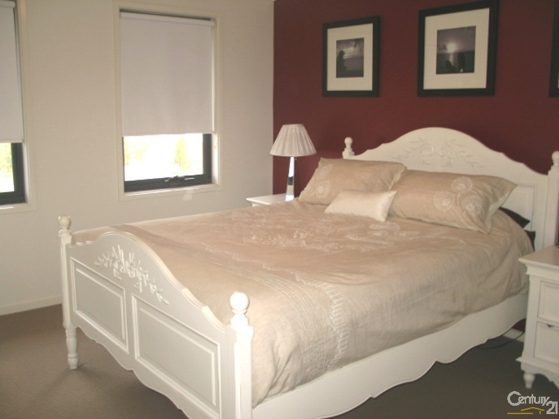 70 Tree Top Cct, Quakers Hill NSW 2763