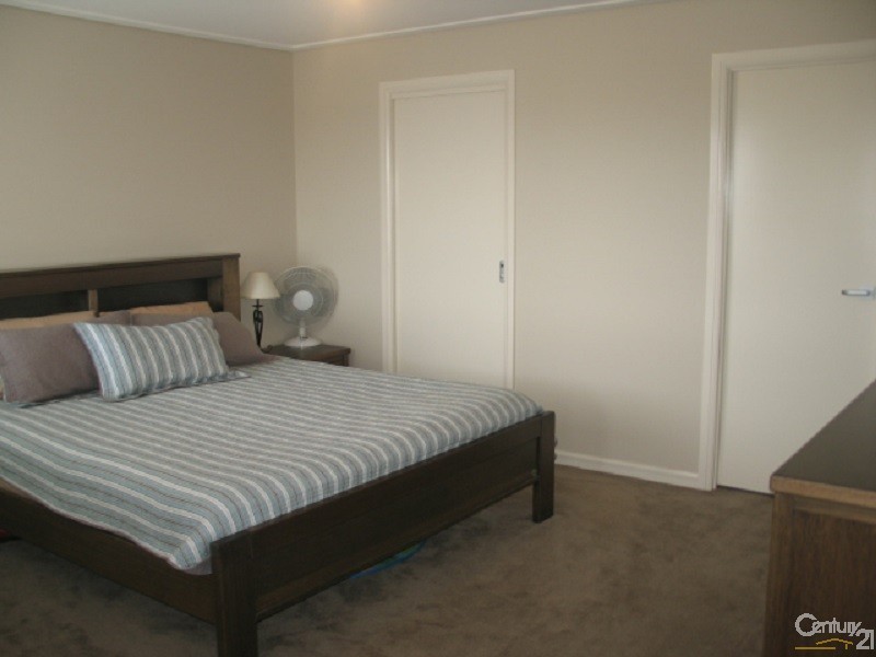 8 Chessington Tce, Beaumont Hills NSW 2155