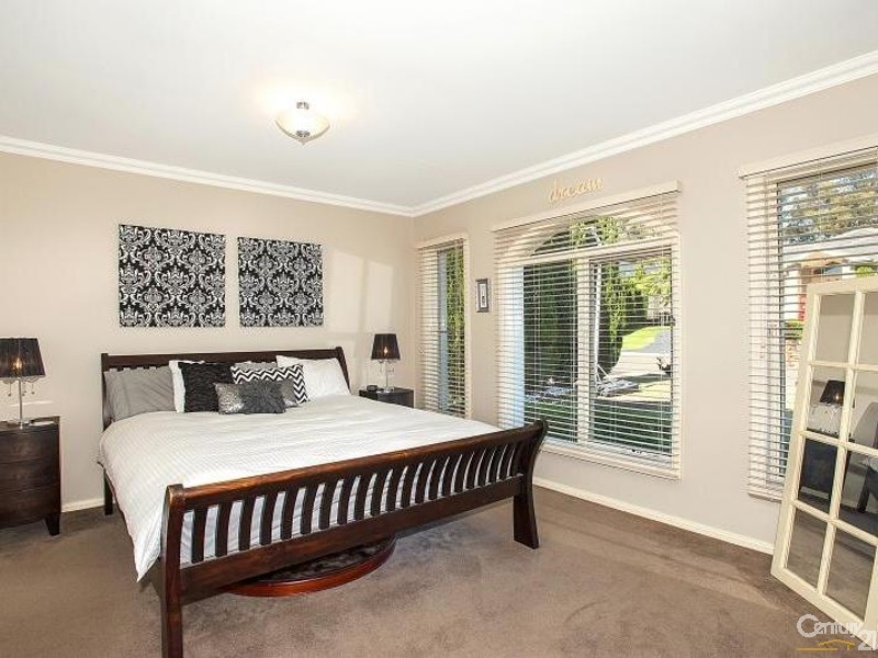 14 Honeyeater Cres, Beaumont Hills NSW 2155