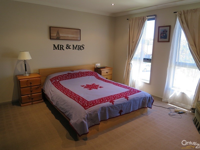 27 Rebellion Cct, Beaumont Hills NSW 2155