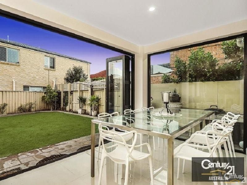 10 Drummond Rd, Beaumont Hills NSW 2155