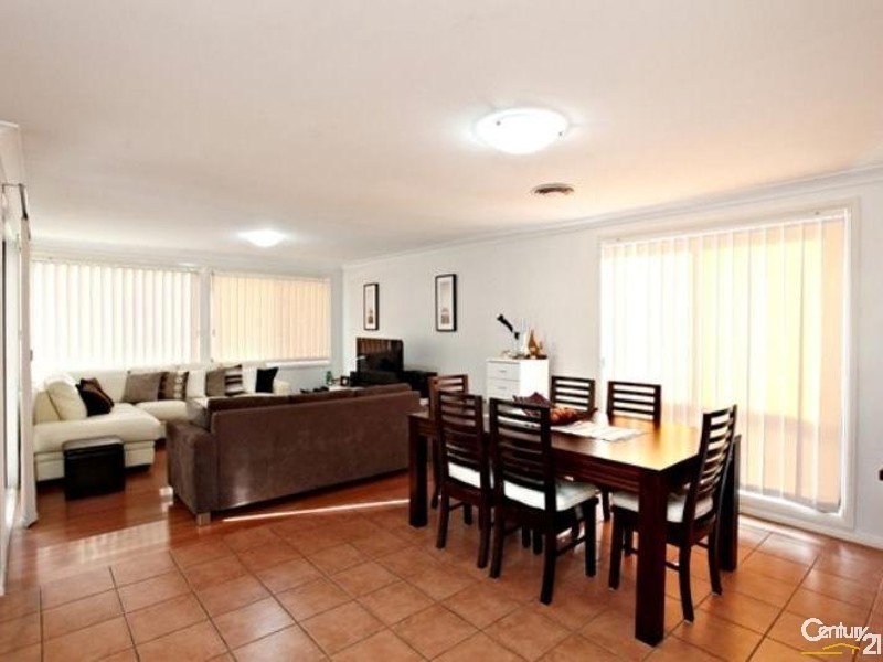 17 Aberdour Ave, Rouse Hill NSW 2155