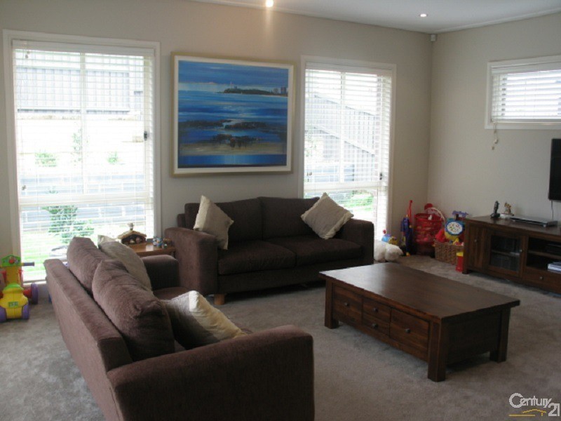 8 Chessington Tce, Beaumont Hills NSW 2155