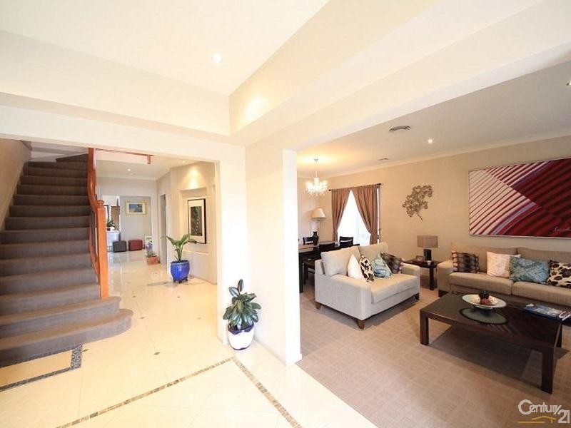 27 Rebellion Circuit, Beaumont Hills NSW 2155