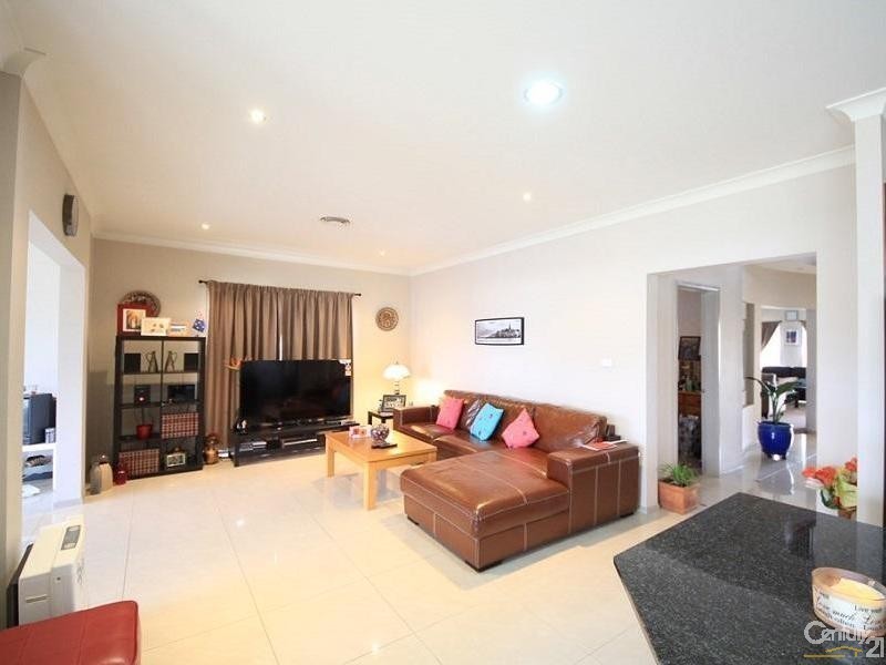 27 Rebellion Circuit, Beaumont Hills NSW 2155