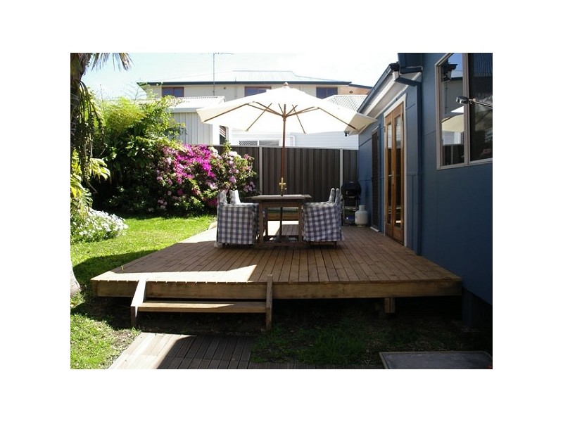 10 NEIL STREET, Bundeena NSW 2230