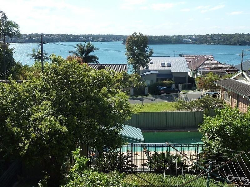 33 LOFTUS STREET, Bundeena NSW 2230