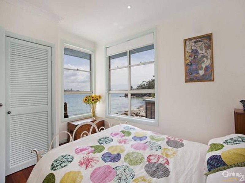 2 BEACH STREET, Bundeena NSW 2230