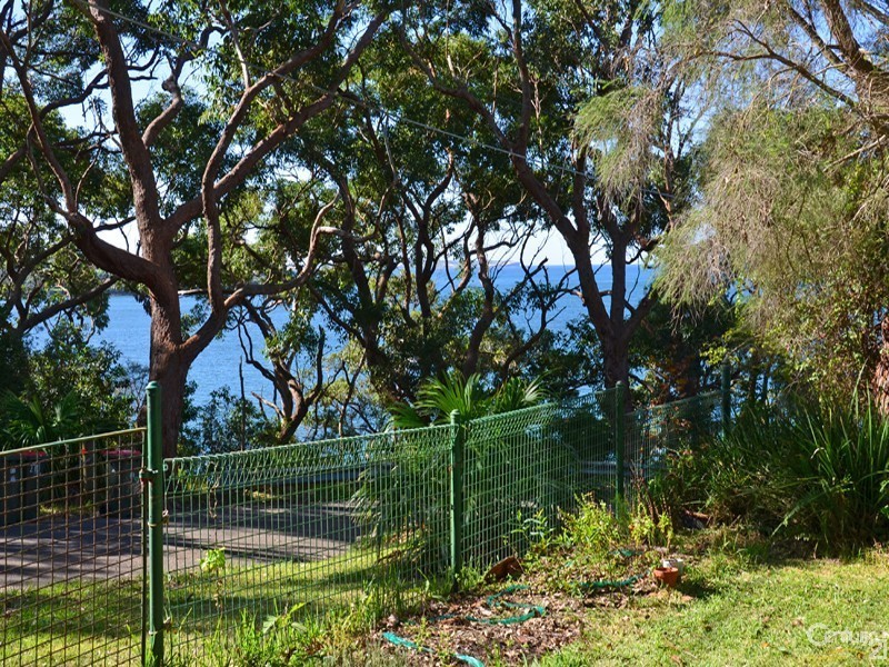 4 CRAMMOND AVENUE, Bundeena NSW 2230