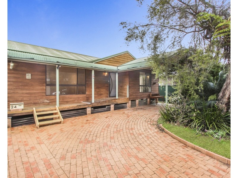 24 LAURENCE AVENUE, Bundeena NSW 2230