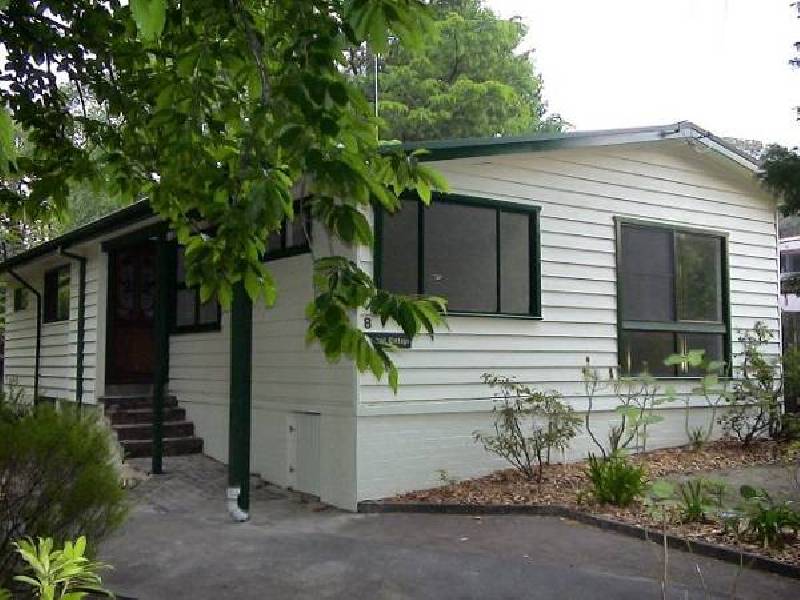 8 Backhouse St, Wentworth Falls NSW 2782