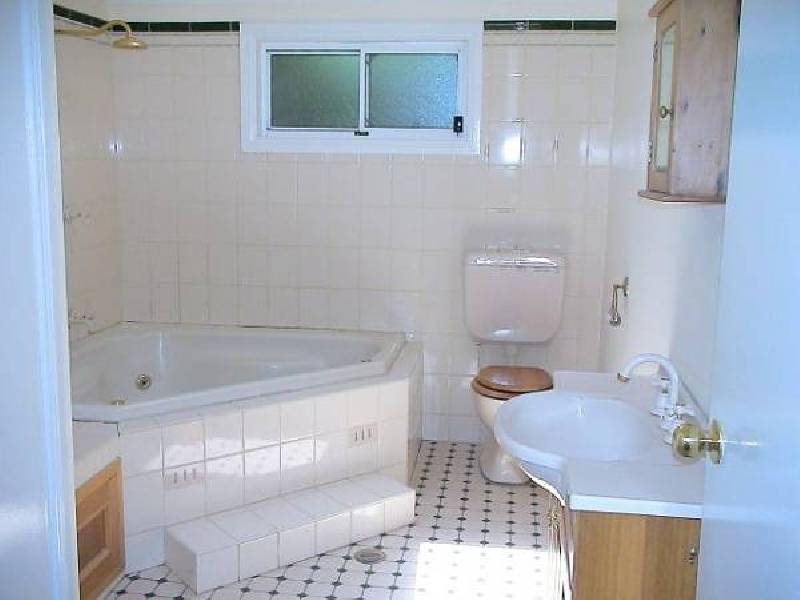 8 Backhouse St, Wentworth Falls NSW 2782