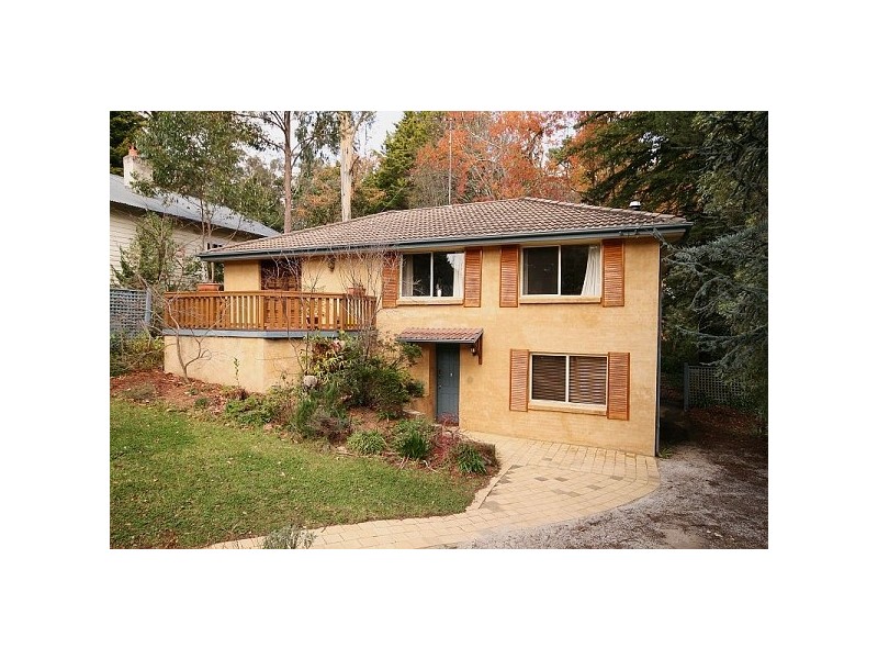 4 Waratah Rd, Wentworth Falls NSW 2782