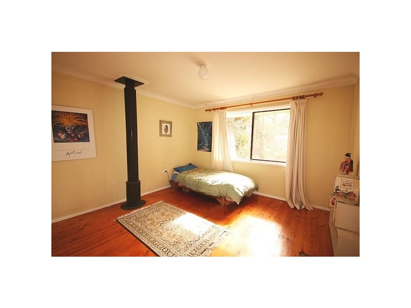 4 Waratah Rd, Wentworth Falls NSW 2782
