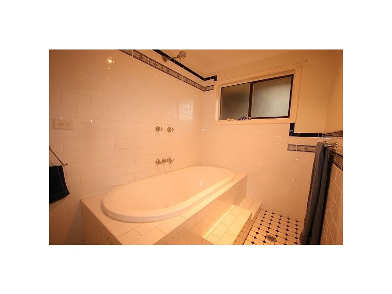 4 Waratah Rd, Wentworth Falls NSW 2782