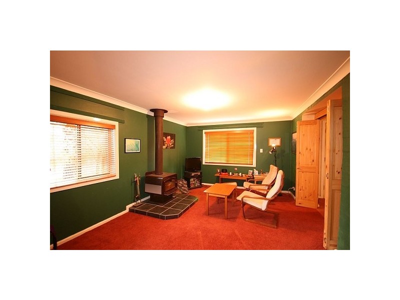 4 Waratah Rd, Wentworth Falls NSW 2782
