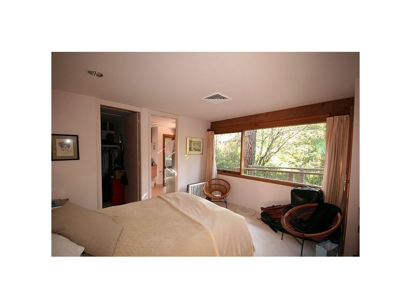 164 Falls Rd, Wentworth Falls NSW 2782