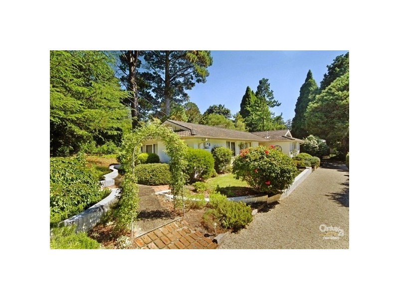 35 Waratah Rd, Wentworth Falls NSW 2782