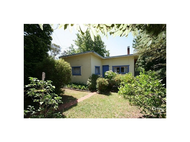 29 Armstrong St, Wentworth Falls NSW 2782