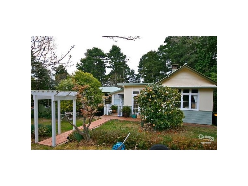 12 Nelson Ave, Wentworth Falls NSW 2782