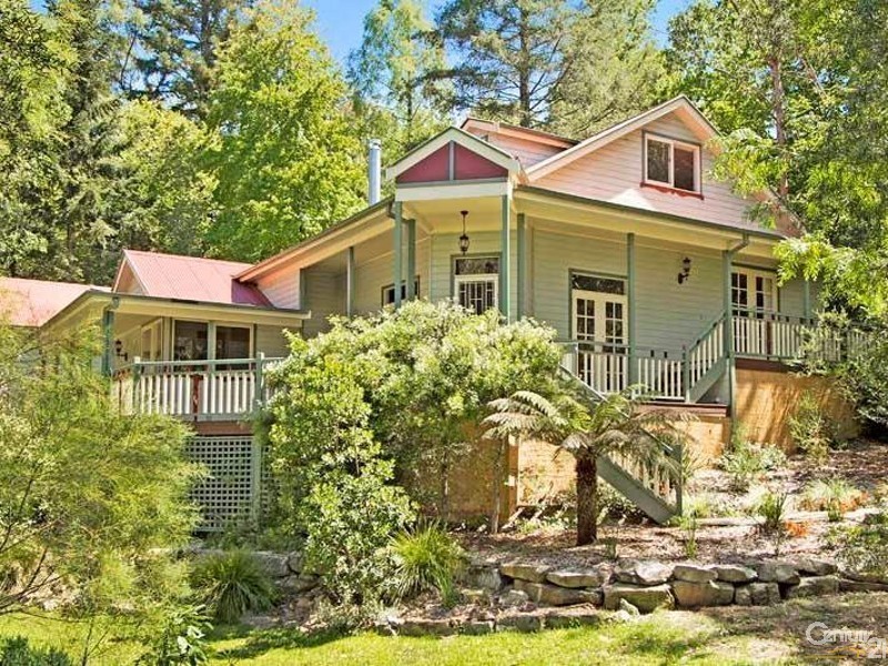 10 Fletcher St, Wentworth Falls NSW 2782