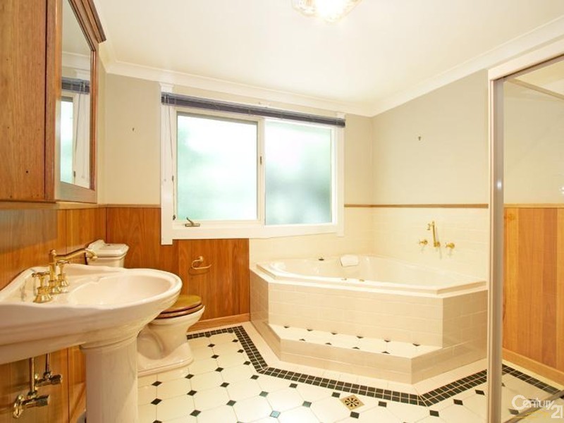 10 Fletcher St, Wentworth Falls NSW 2782