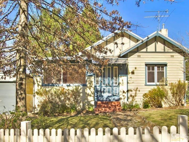 14 Sinclair Cres, Wentworth Falls NSW 2782