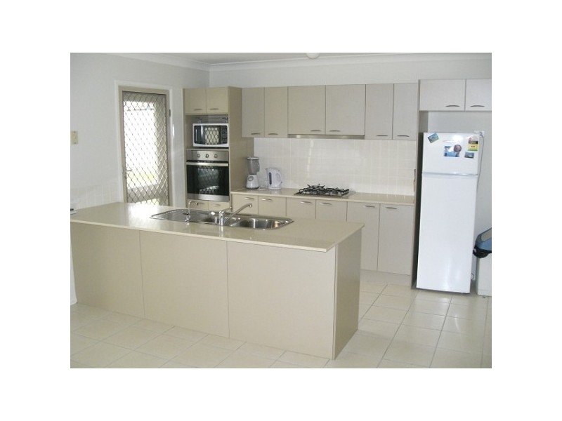 10 Lakeaire Circuit, Cameron Park NSW 2285