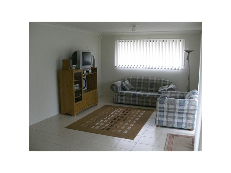 10 Lakeaire Circuit, Cameron Park NSW 2285