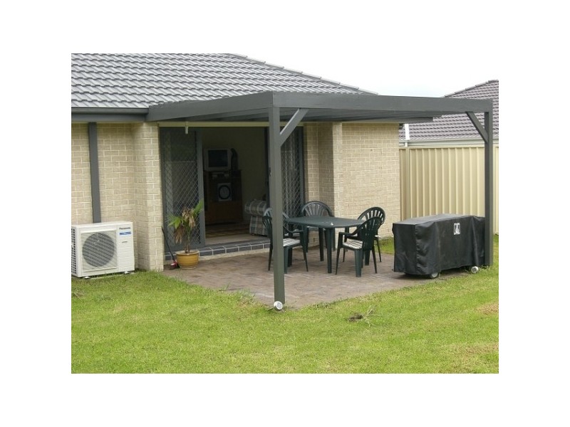 10 Lakeaire Circuit, Cameron Park NSW 2285