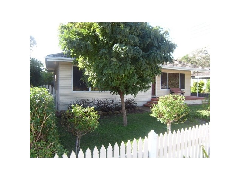 8 Gladgunson Drive, Eleebana NSW 2282