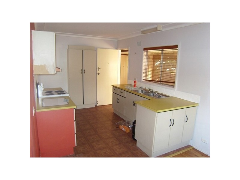 8 Gladgunson Drive, Eleebana NSW 2282