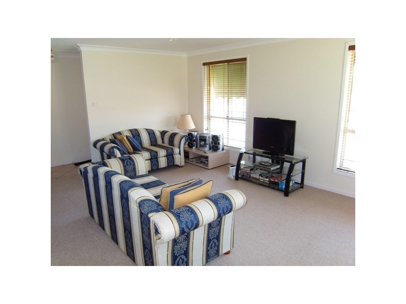 2 Cornus Circuit, Cameron Park NSW 2285