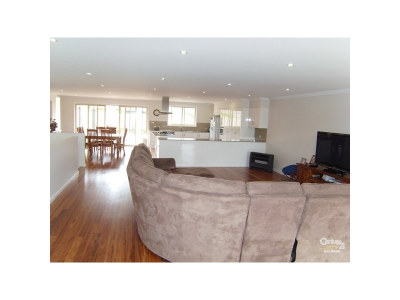 15 Clarkstone Avenue, Cameron Park NSW 2285