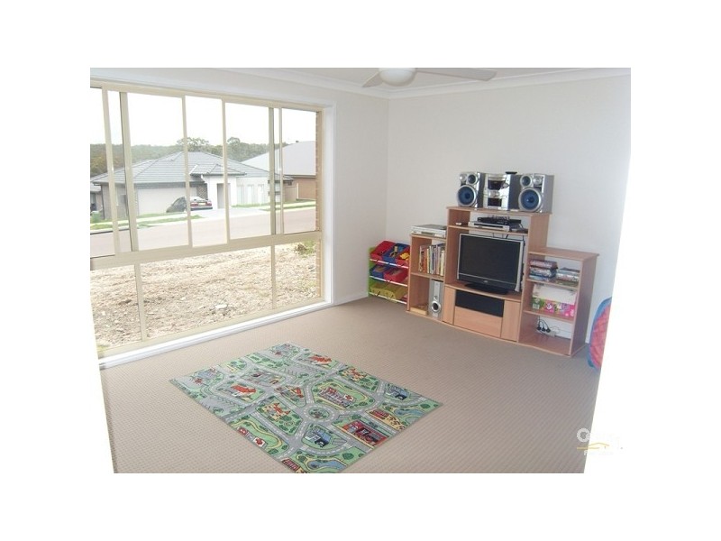 15 Clarkstone Avenue, Cameron Park NSW 2285