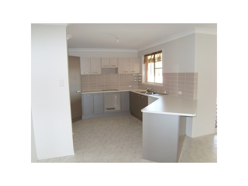 16 Clarkstone Ave, Cameron Park NSW 2285