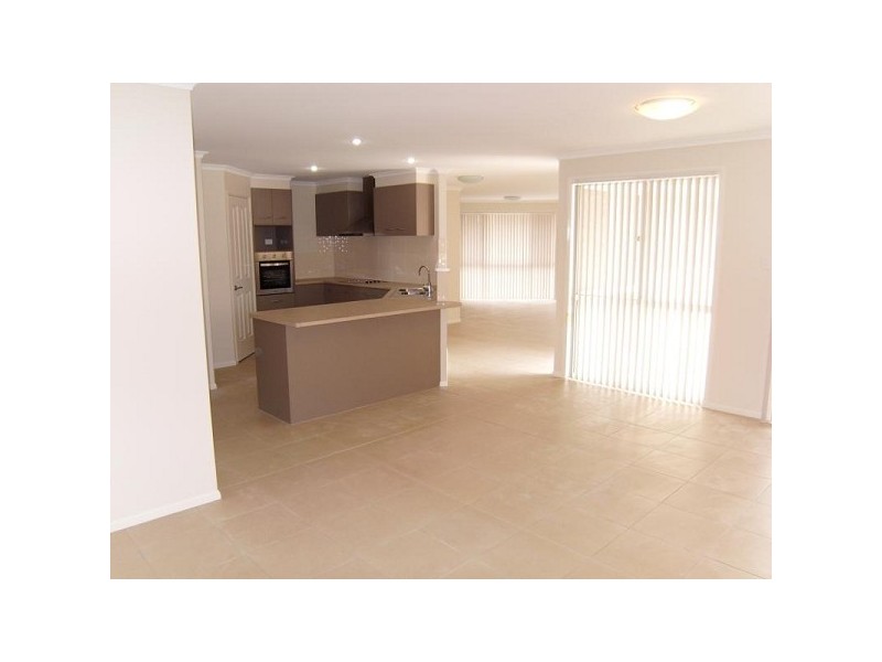 8 Nicholas Close, Cameron Park NSW 2285