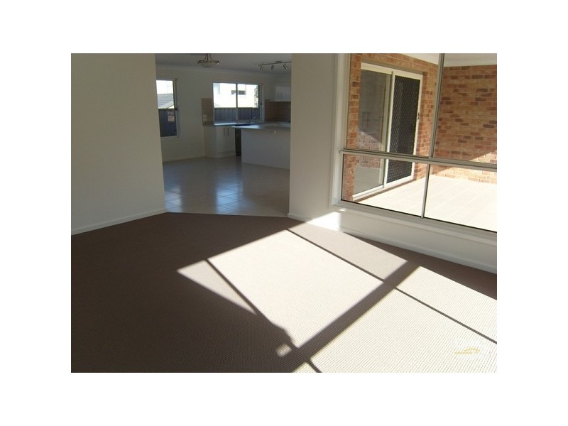 4 Quartz Place, Cameron Park NSW 2285