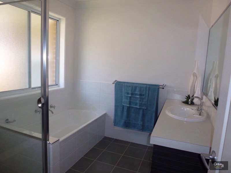 11 Nithsdle Street, Cameron Park NSW 2285