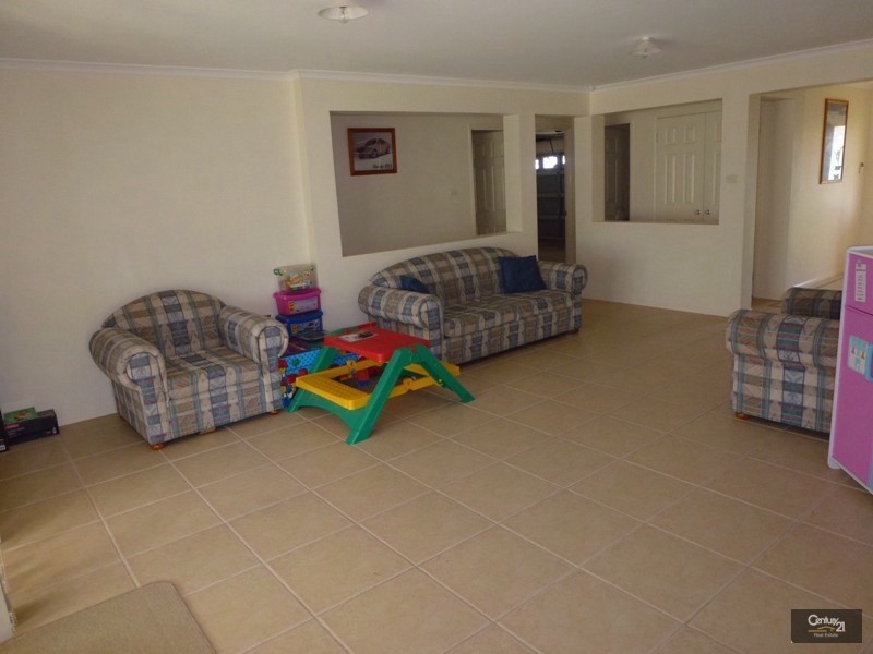 16 Araminta Chase, Cameron Park NSW 2285