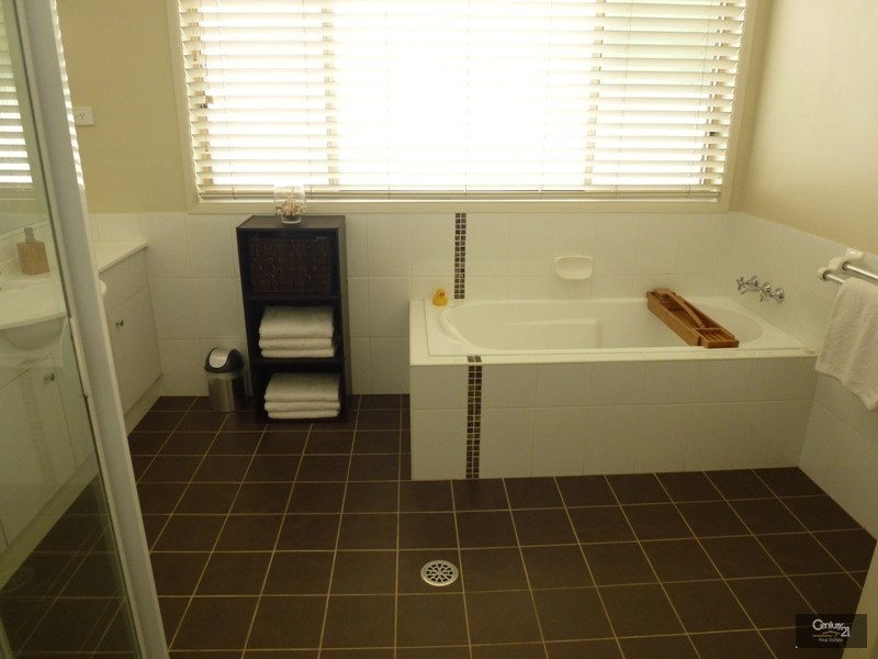 27 Guilford Grove, Cameron Park NSW 2285