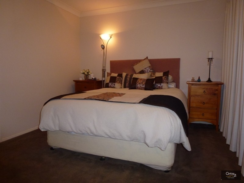 5 Jupiter Circuit, Cameron Park NSW 2285