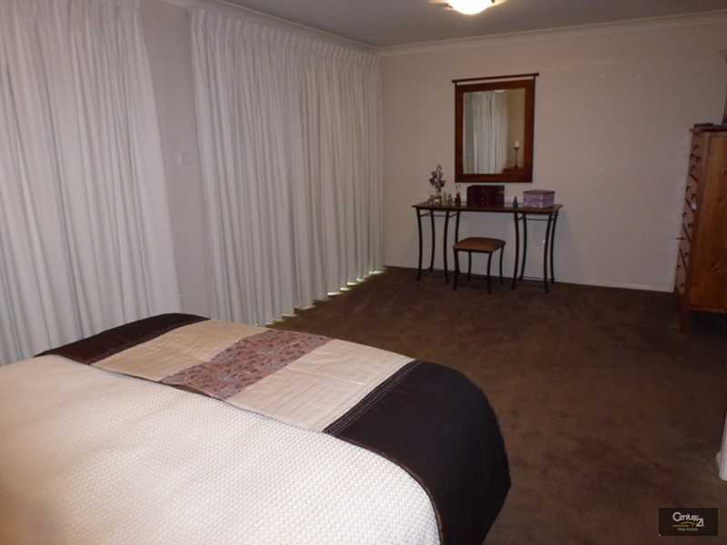 5 Jupiter Circuit, Cameron Park NSW 2285