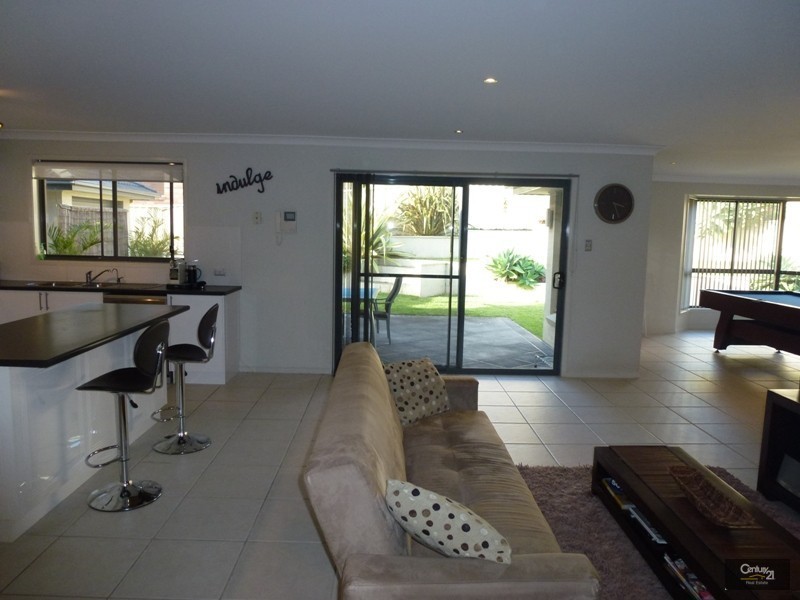 25 Guildford Grove, Cameron Park NSW 2285