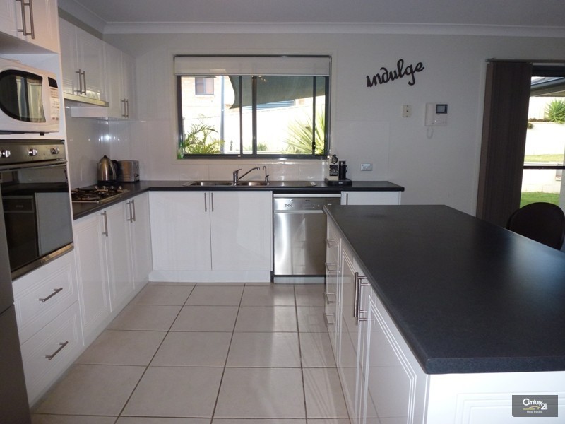 25 Guildford Grove, Cameron Park NSW 2285