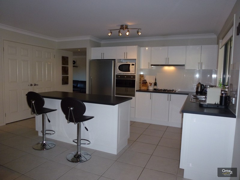 25 Guildford Grove, Cameron Park NSW 2285