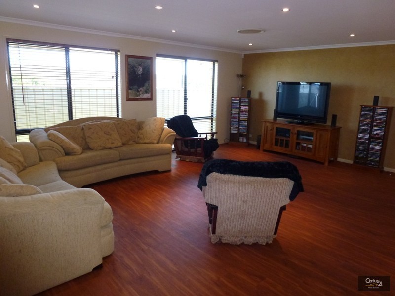 11 Araminta Chase, Cameron Park NSW 2285