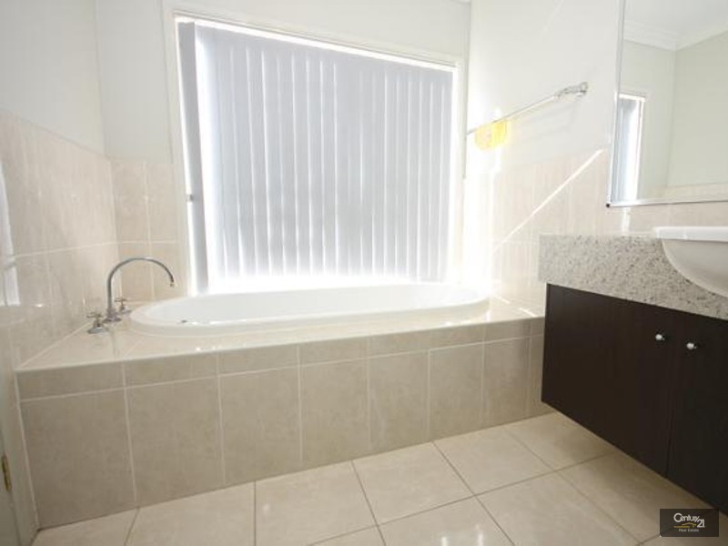 27 Hadlow Drive, Cameron Park NSW 2285