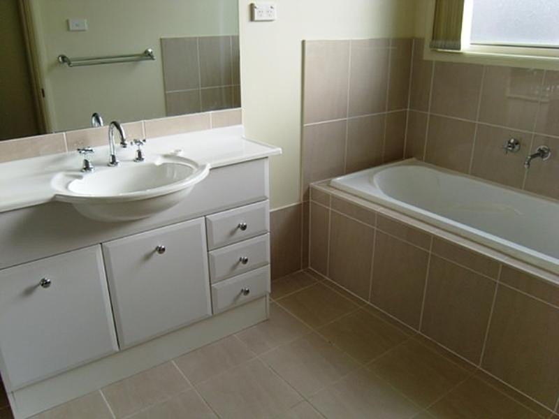 4 Clarkstone Avenue, Cameron Park NSW 2285