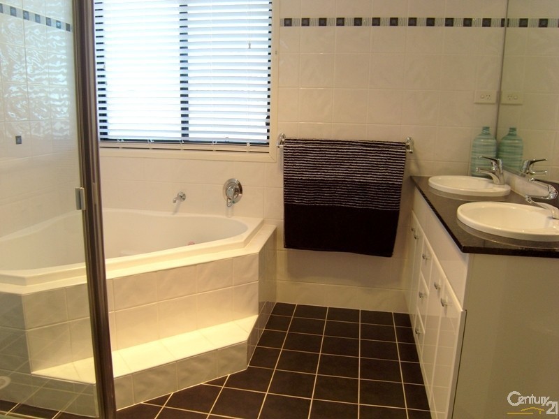 8 Libertas Road, Cameron Park NSW 2285